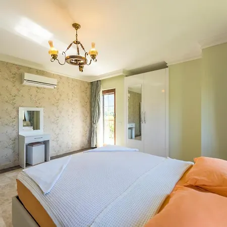 Alanya Sleeps 14 With Pool Air Con And Wifi *