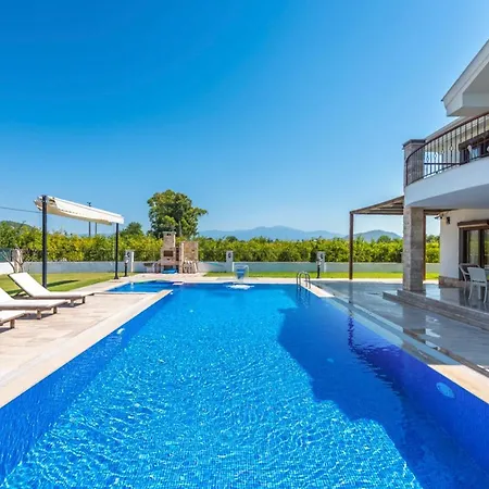 Alanya Sleeps 14 With Pool Air Con And Wifi Çandır