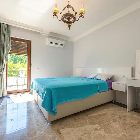 Alanya Sleeps 14 With Pool Air Con And Wifi